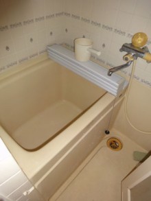 間仕切りも兼ね備えた造作収納を設置